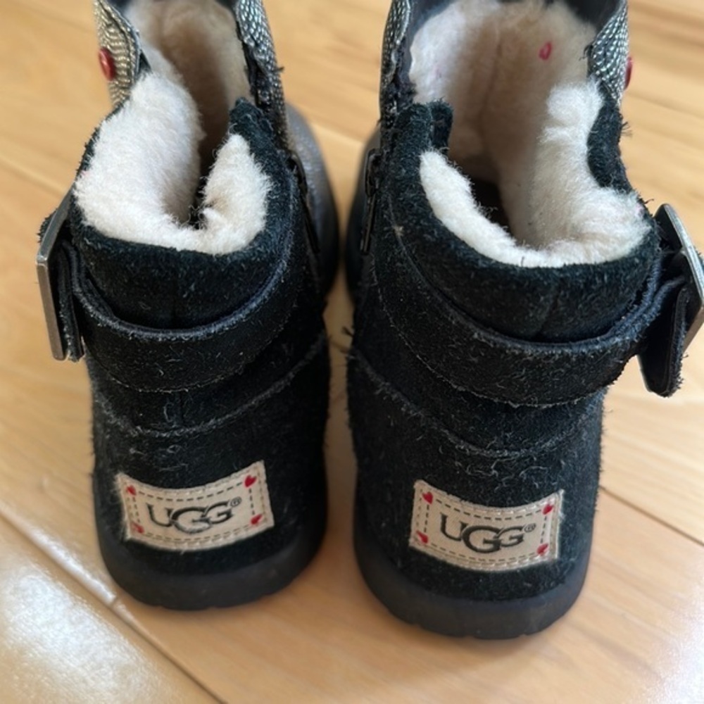 Ugg limited edition sparkle low bootie.  Girls 4 fits womens 6. GUC